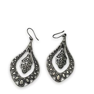Sliver tear drop earring with design